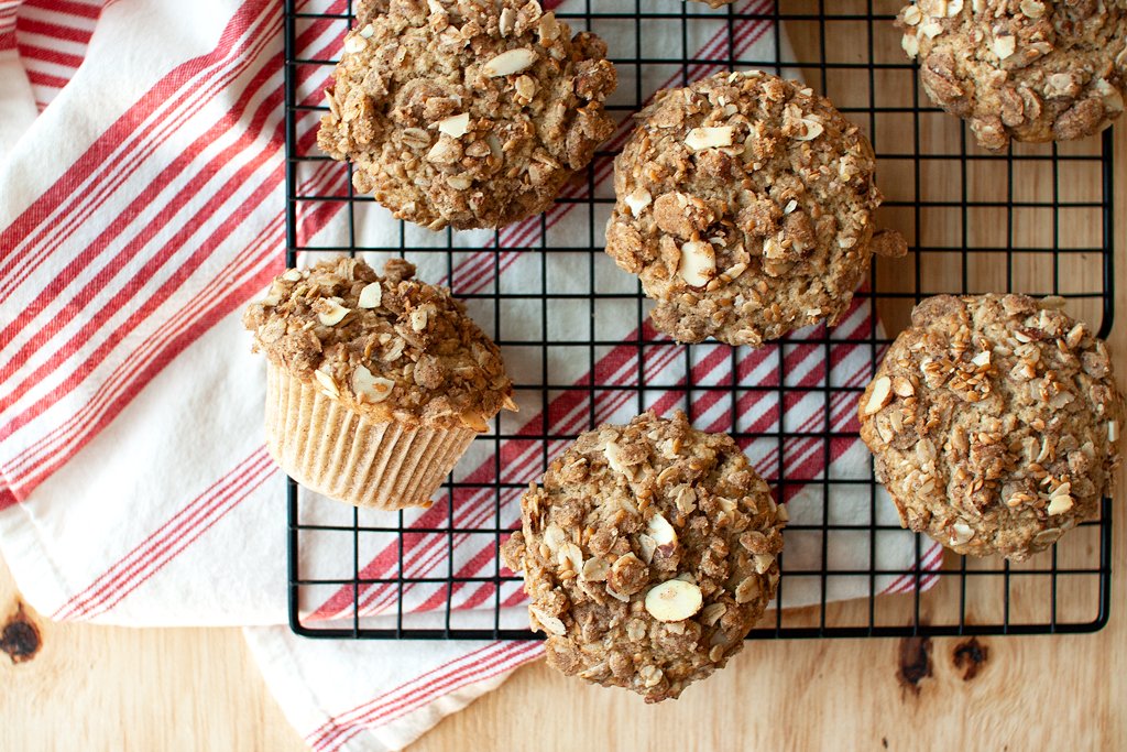 For #mondaymuffin make these cinnamon oatmeal muffins made with healthier ingredients like rolled oats, almonds, flaxseeds, &amp; coconut oil. ow.ly/hkKA50wiDU1