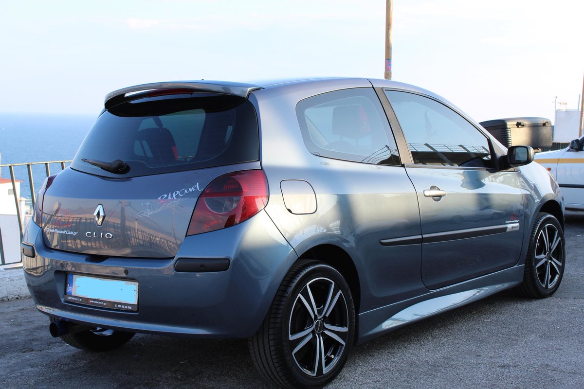 sophia_wrc's tweet photo. Five years ago, I bought this Renault Clio mk3 and it is my first car! I have facelifted it and tuned it since then and I really love its behaviour ❤️❤️#RenaultClio #Clio #ClioSport #ClioClub #Renault https://t.co/CJAR9QhtOA