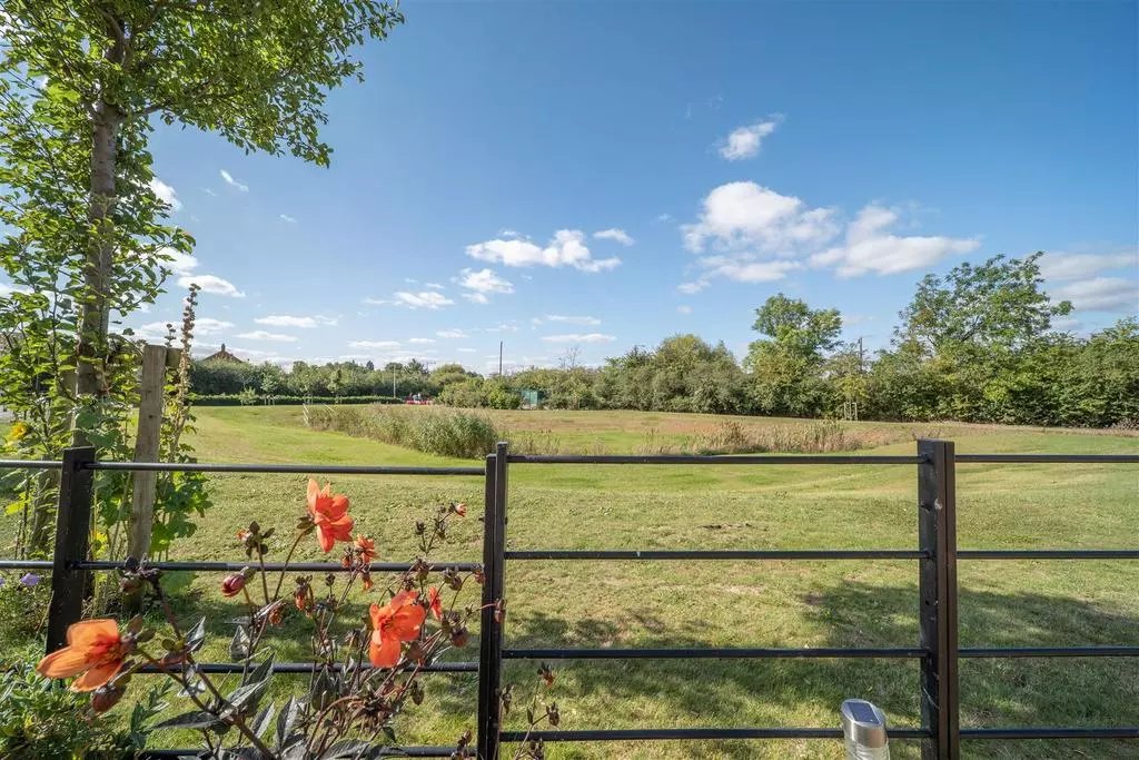 OnTheMarketCom's tweet photo. Could this be the perfect family home #onthemarket? 

Expert local agents @movewithedwards think so - and for the size, location and price, it looks pretty good! 

https://t.co/BOd69WcBhH https://t.co/gNNIfVgCgG