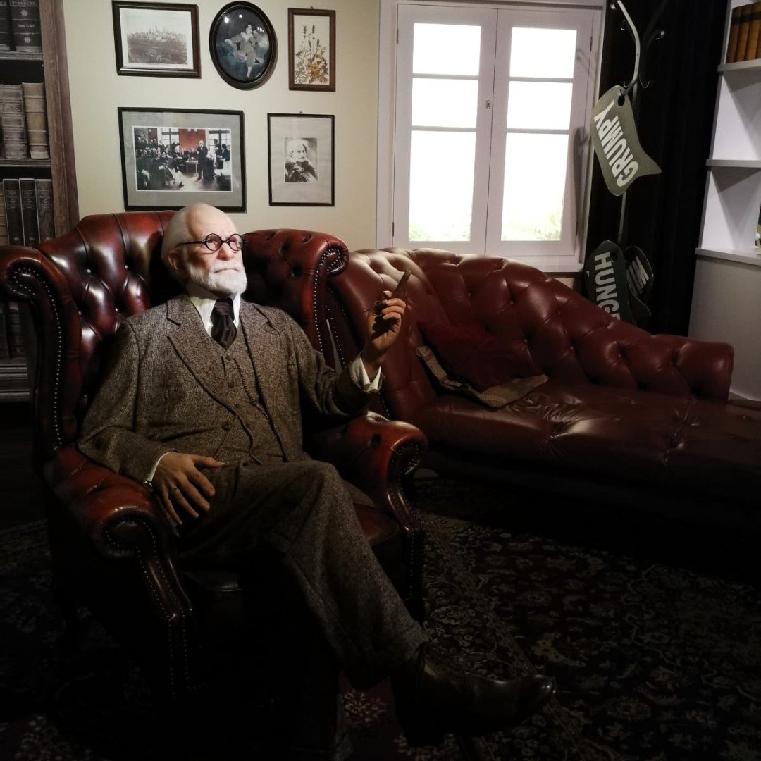 Auch an seinem 80 Todestag hat Freud ein offenes Ohr für dich 👂🏻 Geselle dich zu Sigmund Freud, lasse deine Seele baumeln und dich berieseln von dem was er zu erzählen hat ✨ 

#freud #sigmundfreud #beard #listen #waxfigure #wax #madametussauds #vienna #wien #mtv