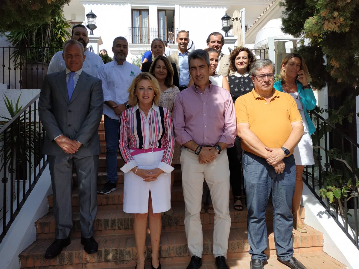 MalagaJuntaEE's tweet photo. 👨‍🍳iLas aulas de las escuelas de hostelería del @SAEmpleo,  #LaConsula  y #LaFonda ya están llenas!Hoy la delegada de @EmpleoJunta en #Málaga, Carmen Sánchez, ha dado la bienvenida al alumnado, quien recibirá una   #formación de excelencia tanto en servicio de sala como en #cocina https://t.co/f8VjOyfaeF