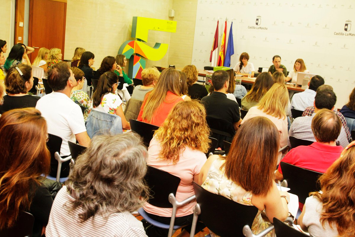 CRFPCLM's tweet photo. Se están celebrando las Jornadas sobre Programas Específicos en Formación Profesional. Estamos intercambiando experiencias y está siendo una mañana muy enriquecedora.

@educajccm @gobjccm #innovacion #convivencia https://t.co/beFULPMwQJ