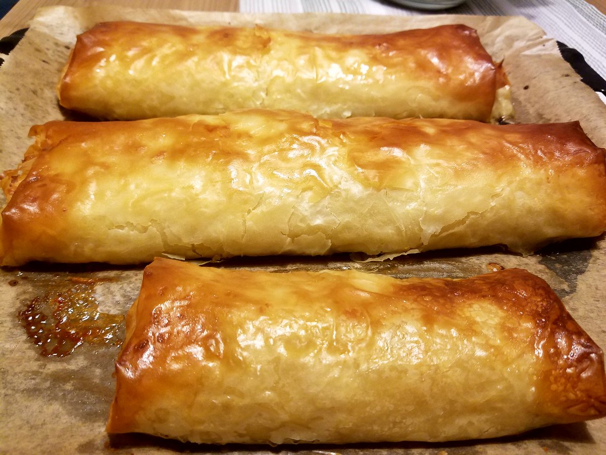 SuseWalz's tweet photo. ...1... #cakeCountdown 
Today the grand final with Apfelstrudel suggested by @NevenkaDudvars1 
See you at 16.00h in front of our kitchen! https://t.co/QmERptZEvc