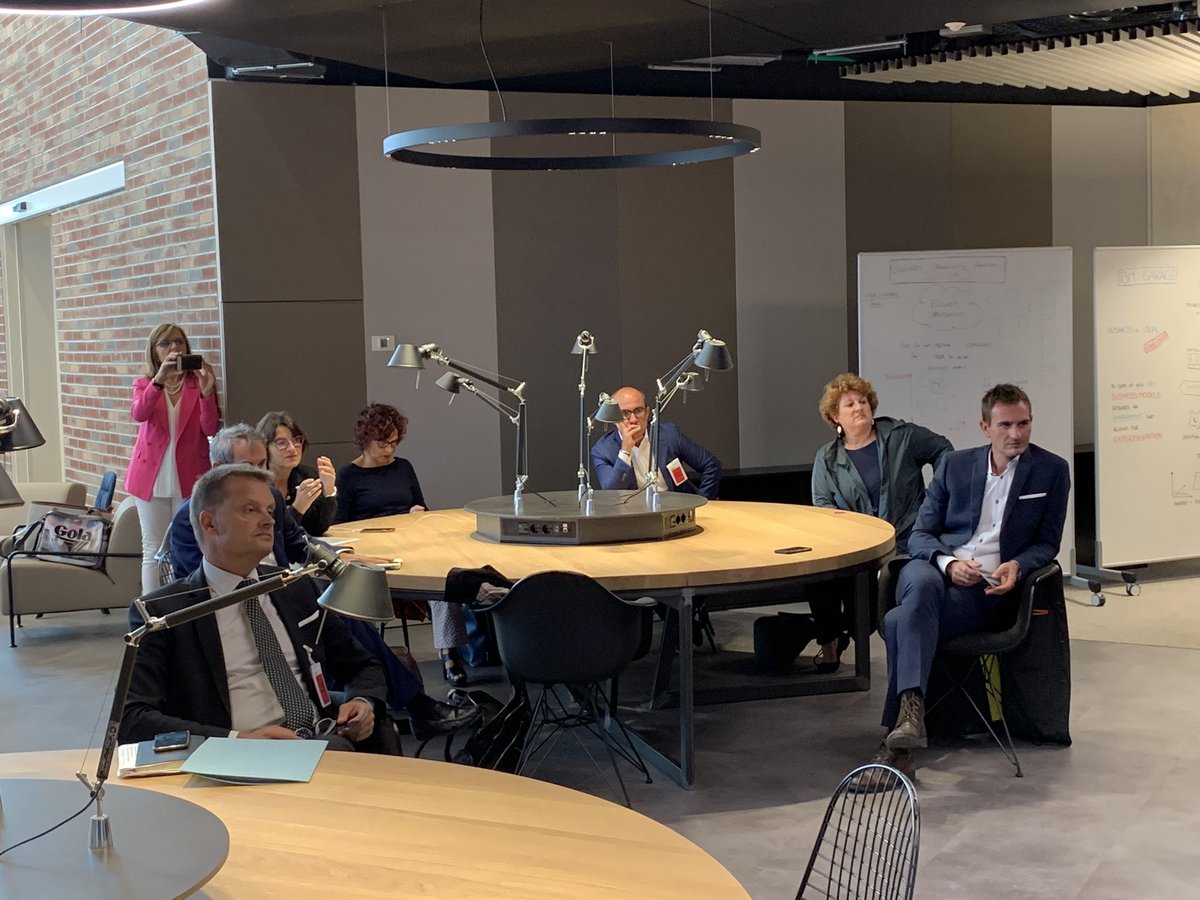 alefederferrari's tweet photo. #Competenze digitali, capacità di estrarre valore dai #dati, #cybersecurity: ecco tre aree strategiche per i #meccatronici di #Assolombarda che meritano oggi una sessione di #DesignThinking. #CloudGarage #IBMStudios @Diego_Andreis @sterebattoni https://t.co/qU2tlQ0O4V