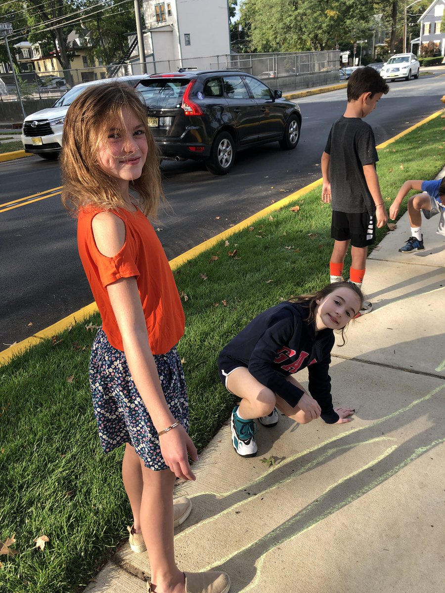 lbellagambahad1's tweet image. Tracing shadows in order to track how the sun moves during the day. #earthandsun @CentralES1 #hsdweinspire