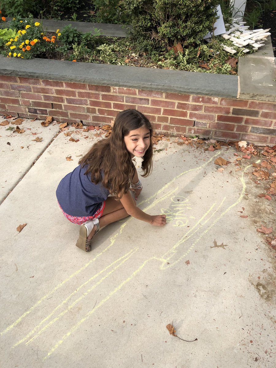 lbellagambahad1's tweet image. Tracing shadows in order to track how the sun moves during the day. #earthandsun @CentralES1 #hsdweinspire