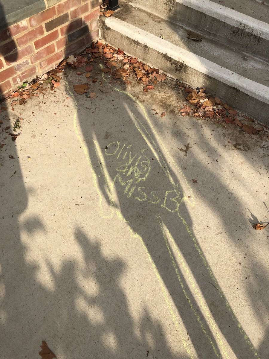 lbellagambahad1's tweet image. Tracing shadows in order to track how the sun moves during the day. #earthandsun @CentralES1 #hsdweinspire