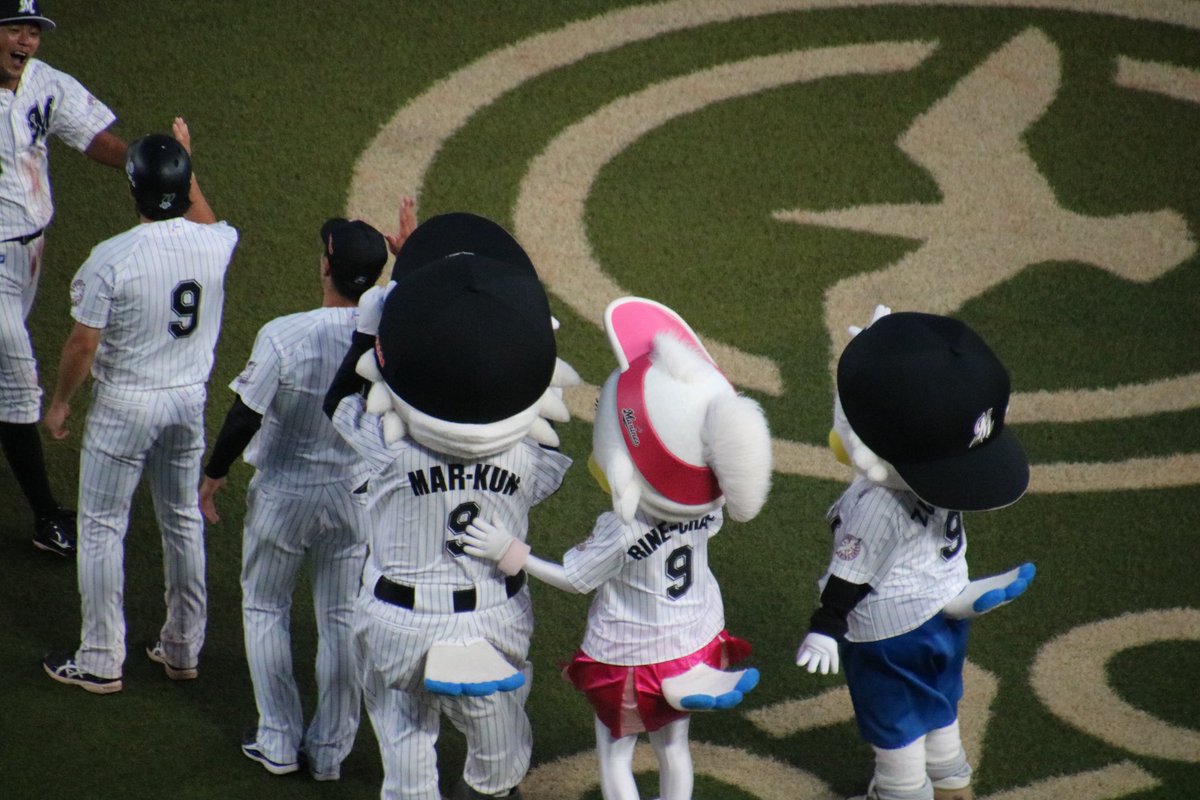 kt_phot2's tweet photo. 選手のみんなはニセ福浦で9だけなのにマーくんたちはちゃんとお名前入り。 #THAN9 #chibalotte https://t.co/xRufYJafxr