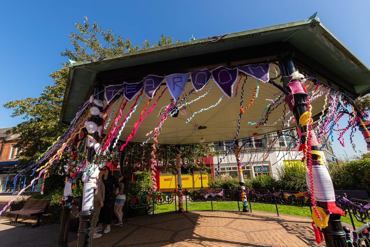 FalkirkDelivers's tweet photo. Yarn bombing in Falkirk town centre for Falkirk Arts Festival! 👩🏻‍🎨 The festival is on all this week. Check their page for events. https://t.co/qJ9ny4P3k2