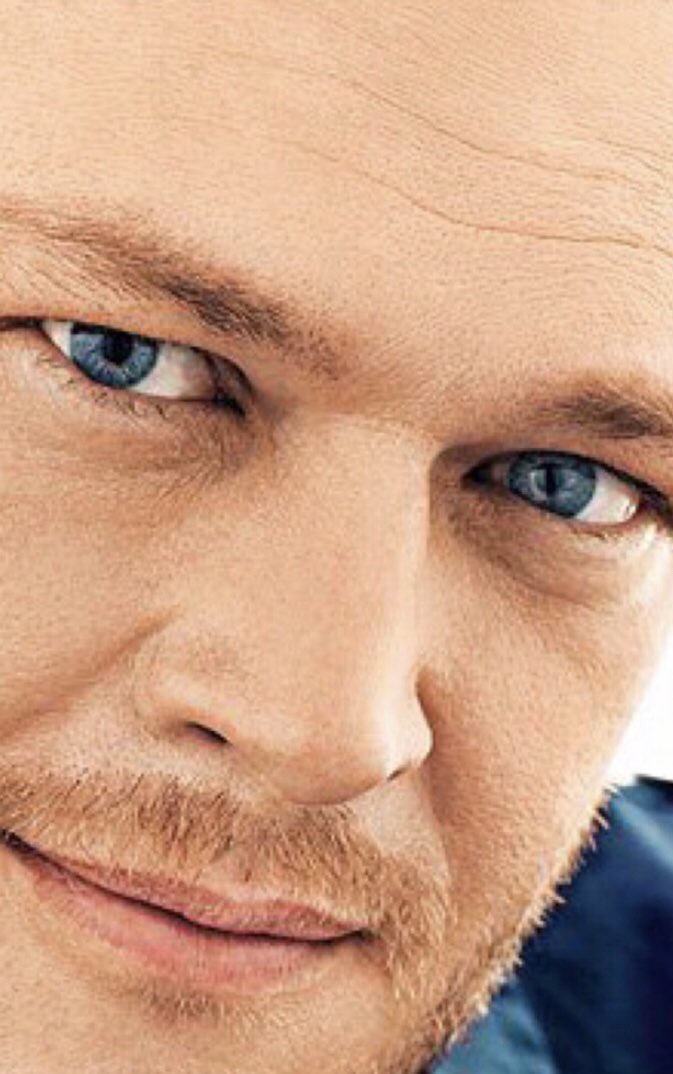 BlakeGwenUK's tweet photo. Look into those eyes and then imagine disappointing Gwen’s cowboy....as Blake would say “Do it!” 

#BlakeShelton #TheCountryArtist #PCAs https://t.co/Kj0KVg10fQ