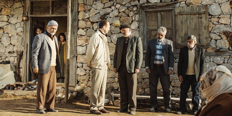 "Filmde kadınlar bir taraftan kendi hayatlarında bir şeyleri değiştirmek için uğraşırken bir yandan da erkekler öbür masada, ateş başında kadınların geleceği hakkında kararlar veriyorlar. Çoğu zaman kadınlardan bağımsız, onların istekleri hilafına." Emin Alper

#KızKardeşler