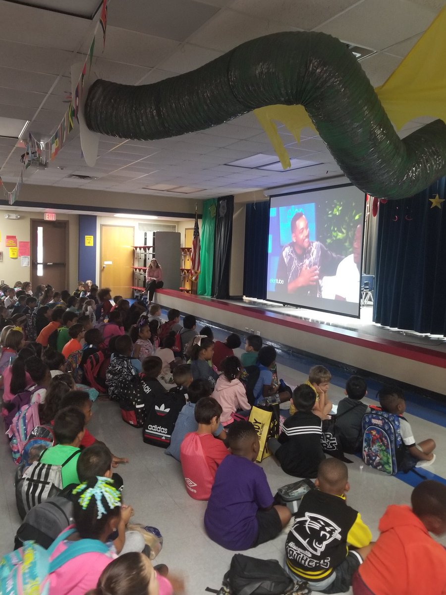 TKaicy's tweet photo. Students watch video on kindness from @TheEllenShow  and give feedback. #KindnessMatters #PirrungInspires https://t.co/GMFzDTOoqJ