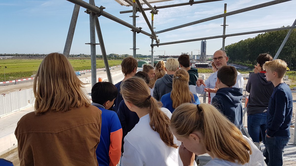 GooisLyc's tweet photo. Kick-off v4 bij @BouwendNL die een innovatieprijs heeft uitgeschreven voor de @RijnlandRoute_ Leerlingen gaan aan de slag met definitief bouwkundig ontwerp v een gerenoveerd of vernieuwd infrastructureel kunstwerk met  uitgangspunten #circulariteit #esthetiek #functionaliteit. https://t.co/OTI1EkXBd0