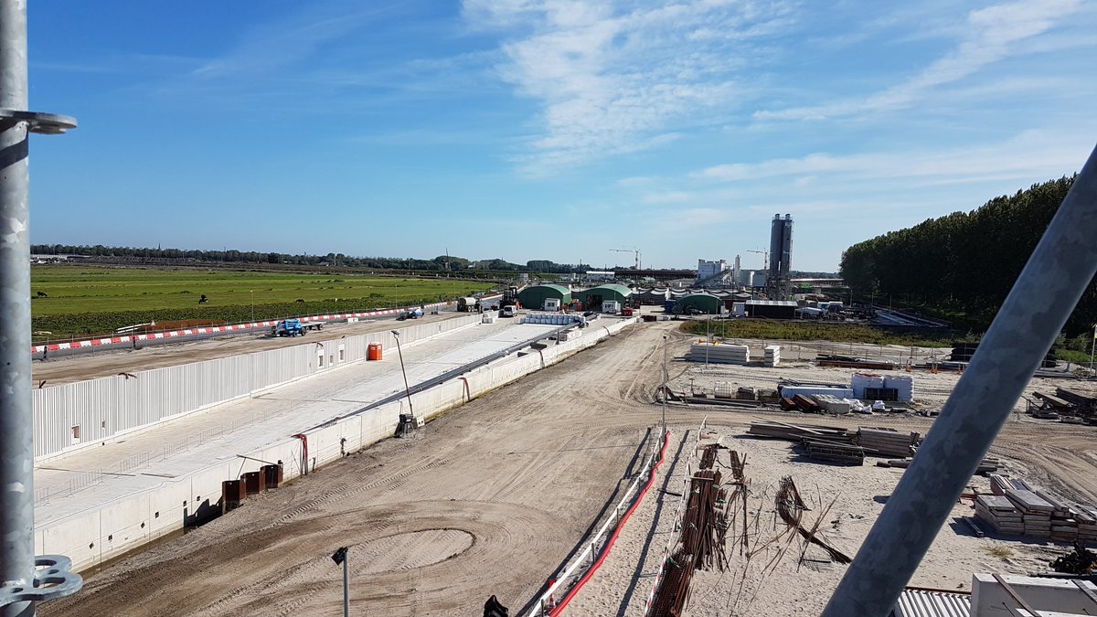 GooisLyc's tweet photo. Kick-off v4 bij @BouwendNL die een innovatieprijs heeft uitgeschreven voor de @RijnlandRoute_ Leerlingen gaan aan de slag met definitief bouwkundig ontwerp v een gerenoveerd of vernieuwd infrastructureel kunstwerk met  uitgangspunten #circulariteit #esthetiek #functionaliteit. https://t.co/OTI1EkXBd0