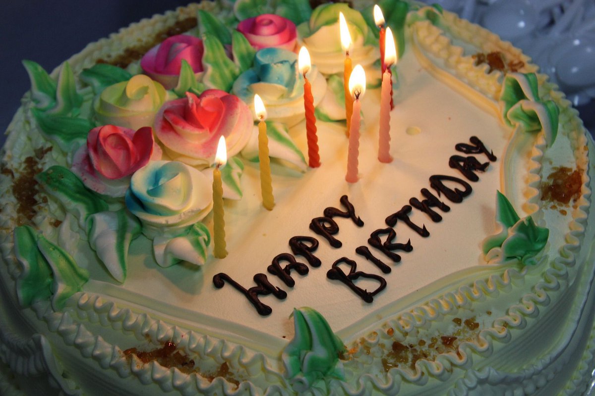 GermanyinUSA's tweet photo. 🇩🇪 🥳 If it's your birthday in Germany, you bring your own cake to the office or party. 🎂 B.Y.O.C (bring your own cake) can be a bit jarring for Americans who are accustomed to receiving a cake on their birthday. You still get presents, don't worry! 🎁 🇩🇪 https://t.co/pIV2He6jwv