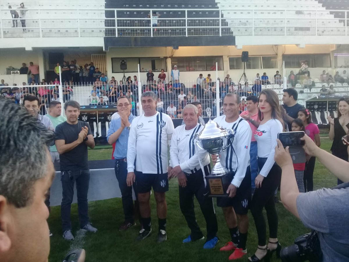 #CcaProceres
《VIAJE AL PASADO》
Fue una tarde para el recuerdo Los 100 años de Central Córdoba fue el motivo especial para que se enfrenten las Viejas Glorias del Ferro y del Albo, el festejo fue completo para los del Oeste que se adjudicaron la Copa @NuevoDiarioSDE