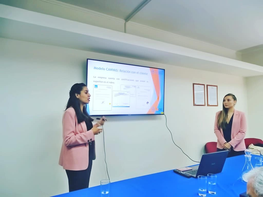 face_unap's tweet photo. Estudiantes de INGECO Jissianne Saavedra y Michelle Bravo rinden su examen de grado 📚

Revisa la noticia en 👇https://t.co/uOyVPaT2DD

Facultad de ciencias empresariales formando líderes de primer nivel 👌

#FACE #UNAP #IQUIQUE #ARICA #ANTOFAGASTA #CALAMA #SANTIAGO #VICTORIA https://t.co/0ChtJ3Ji1f