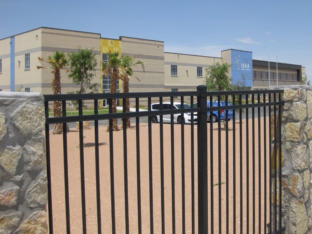 briandoss48's tweet photo. @IDEAschools &amp; Tommy @ #ConstructionRentAFence have created another new and safe place for our kids to learn at the new S. Edgemere location in El Paso, TX. #AmeristarMontagePlus creates the #PeaceOfMind all parents need w/ their little one at school. #AmeristarPerimeterSecurity https://t.co/Q2t6vQkxcP