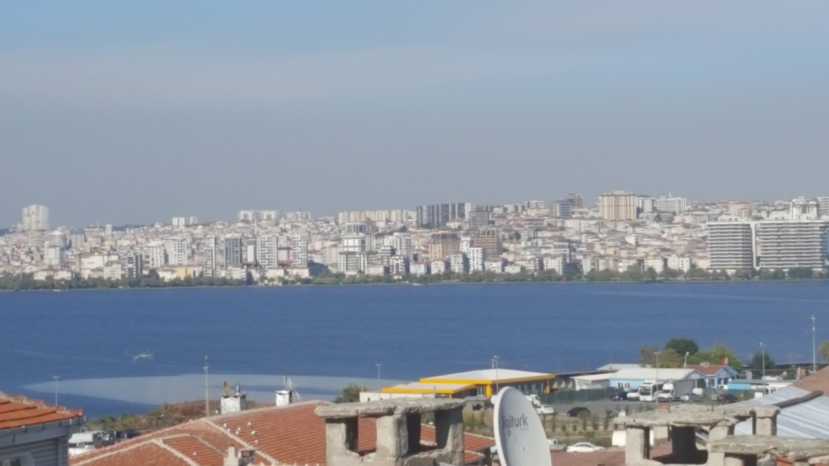umutozder's tweet photo. @TuranHancerli @avcilarbel burası gümüspala mahallesi zabıta birimi çöpleri biriktiriyordunuz artık göle de mi karıştırıyorsunuz? Temiz olan gölümüzü kirleterek mi hizmet edeceksiniz? Hiç bir şikayetle ilgilenmemekle mi hizmet anlayışınız https://t.co/ihRhttpqP6