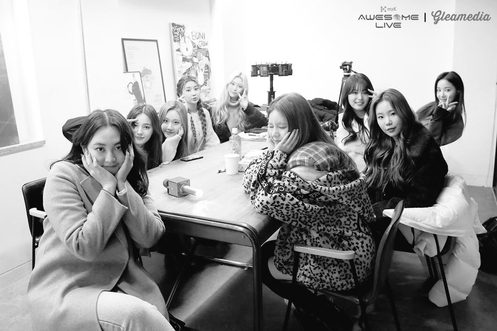 gleeendaaa_'s tweet photo. Ship ko nalang si daisy kay dabin hahaha. Mukhang masaya na si gru kay 4D eh hahaha. Nakakamiss OT9 na magkakasama sa isang live huhu! Balik na kayo daisy, taeha, yeonwoo! 

#MOMOLAND #NANYUN #DANCY #DAIWOO https://t.co/xlqVgE4soO
