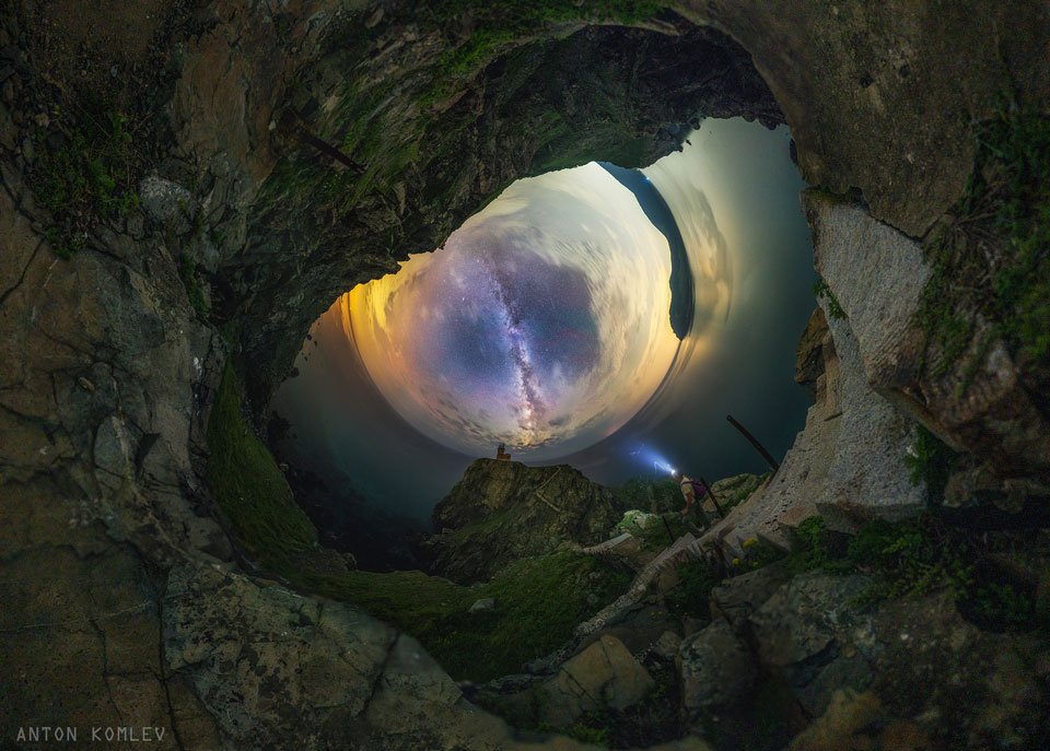 CienciaDelCope's tweet photo. ¿Qué ves cuando miras a este cielo? En la bola del centro, ¿ves un cielo nocturno repleto de estrellas? ¿Ves una puesta de sol a la izquierda? ¿Nubes aquí y allá?... ¿O sencillamente ves el ojo de un dragón? 📷: Anton Komlev https://t.co/gJTfJB17fm https://t.co/u6cwumDmsK