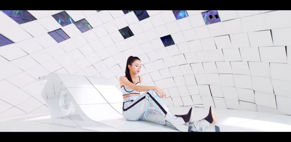 MistiHayesFix's tweet image. Chaeyoung is a Fandroid, confirmed. This scene from #FeelSpecial looks like some straight up #ElectricLady ish. 😍 

Someone please put her in a room with Janelle Monae &amp;amp; Esperanza Spalding. Please.
cc: @witchyjeong

#TWICE_FeelSpecial #FeelSpecial_Day