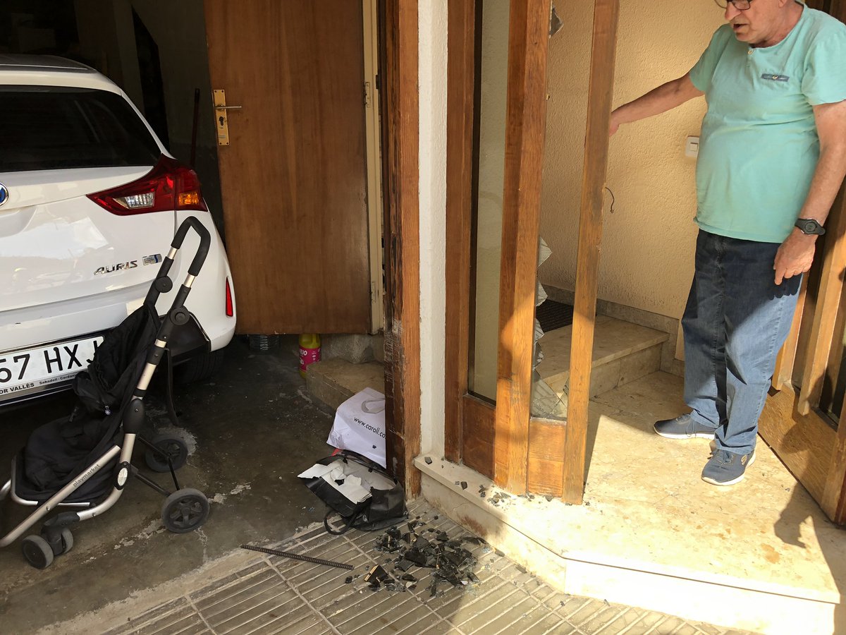 Així han deixat l’entrada de la casa del detingut al carre Romeu de Sabadell. Els pares demanen ajuda per trobar assessorament legal