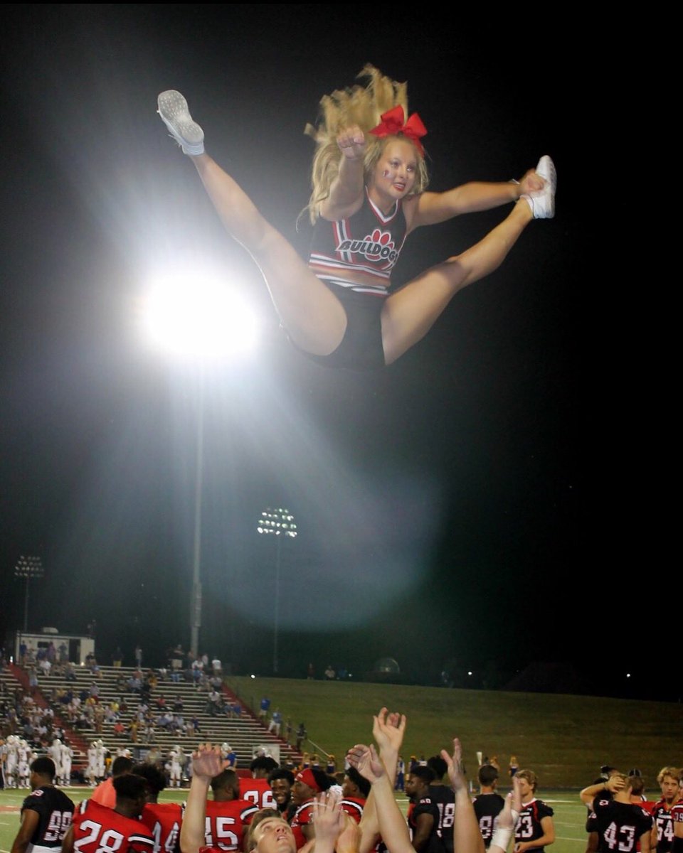 Meet The Team Monday:

Everyone meet Lauren ❤️🐾
Class: Senior🎓
Hometown: Summerville, SC🛣
Major: Athletic Training
Position: Flyer💪🏼
Fun Fact: Lauren can eat a cheeseburger in less than 30 seconds.🍔