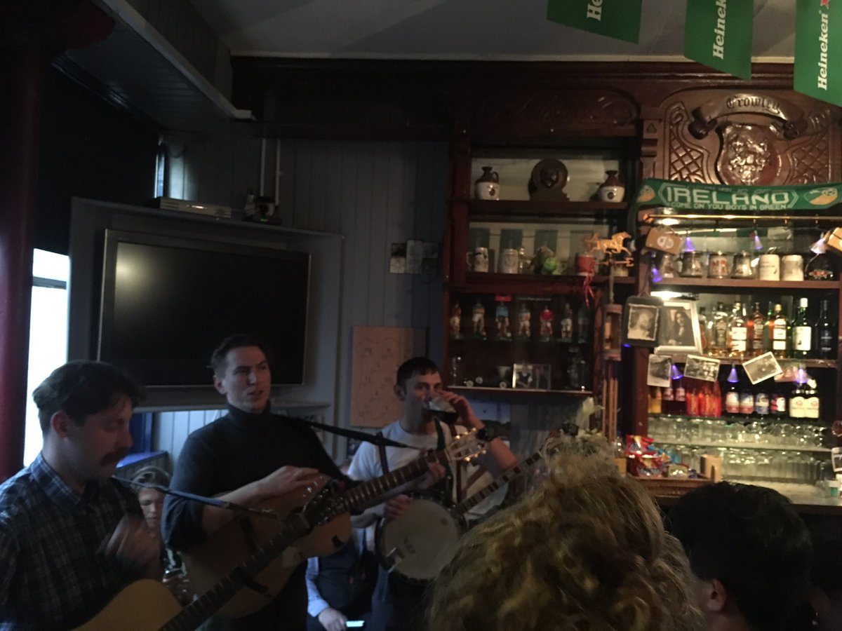 The standards rules of an Irish Ballad Trio being obeyed here; 
1 man singing to people, 
1 man sipping his pint and 
1 man daydreaming of a United Ireland. 

The Mary Wallopers holding court in #conandmauras in <a href="/Clonguitarfest/">Clonakilty International Guitar Festival</a> on Saturday 

@tpmlaws