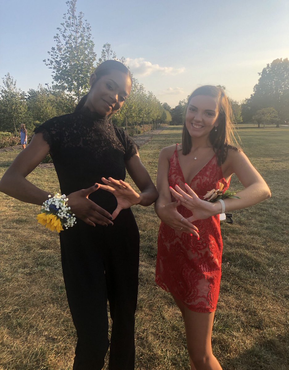 groovermktg's tweet photo. Just a couple DECA Dimes showing off their DECA Pride at homecoming pictures this weekend! Make sure you join DECA so you can show off your DECA Pride too! 🔷🥇💃🏻#JoinDECA #DECAPride #DECADimes https://t.co/xloFvriqpK