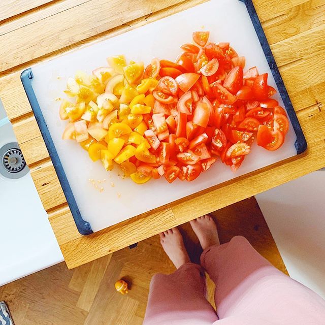 The last of the organic, homegrown tomatoes! Whipping up a very quick fresh tomato pasta sauce for dinner tonight because 1) I’ve had no time to do anything today with a poorly boy wanting cuddles &amp; naps on me all day &amp; 2) let’s be honest, simple dinners… ift.tt/2kEJCth