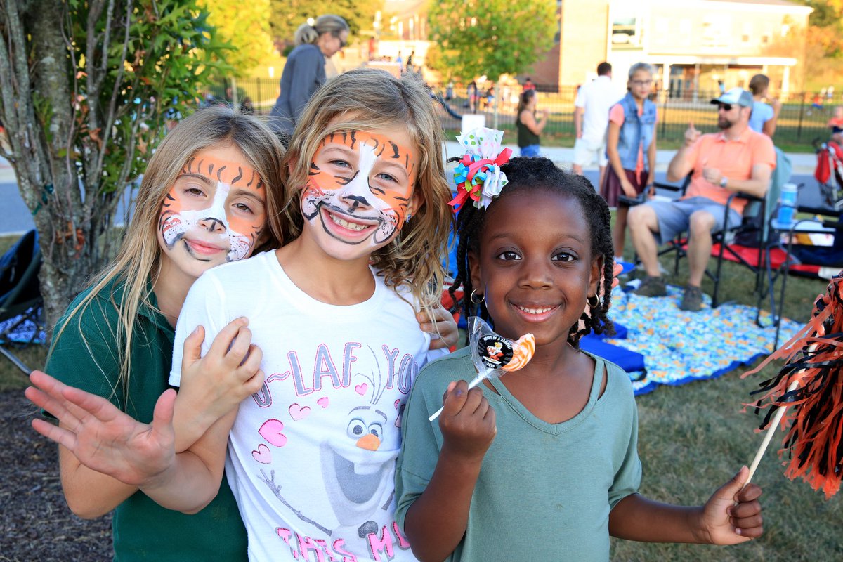 McDonoghSchool's tweet photo. It may still feel like summer outside, but we kicked off fall in our hearts at Honey of a Jamfest last Friday.
See all the fun pics ๐ท:https://t.co/fAiXO3X98q
#fallfesitval #pumpkins #aschoolofjoy https://t.co/FysBHJEIPf