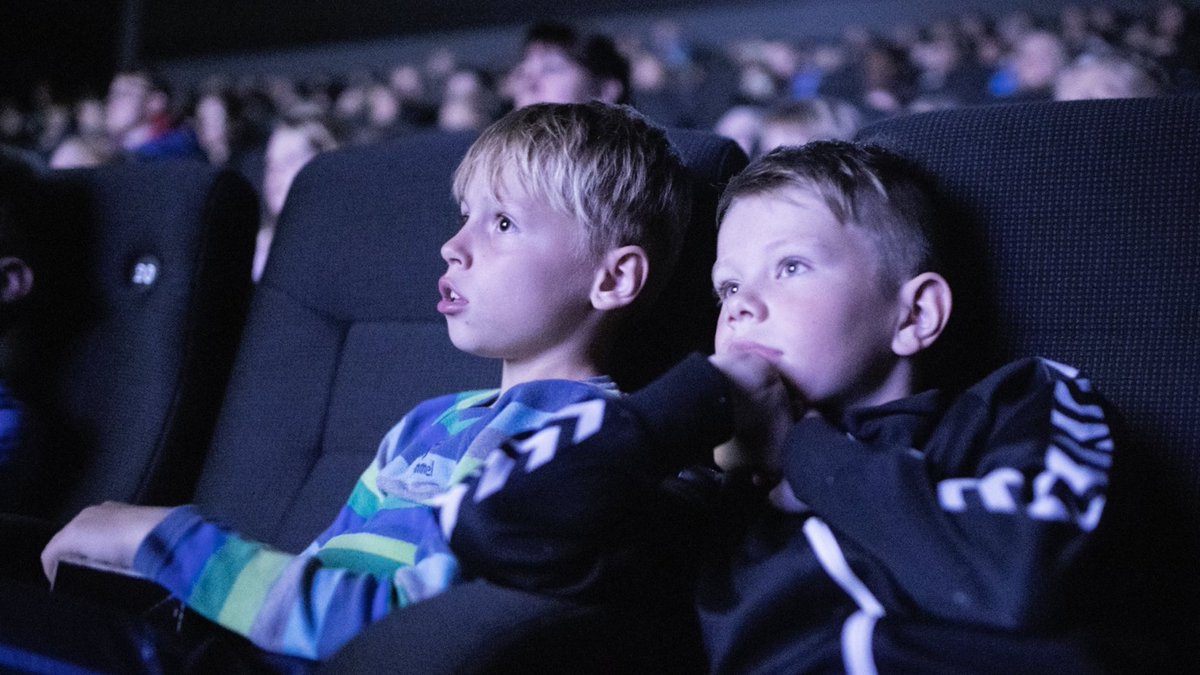 InvestinViborg's tweet photo. 500 børn gav den i dag gas til til #VAF2019 ‘s #skole -konkurrence #ANIMOK! Her så de egne film i biffen og var til workshops i #tegning #animation, #gamedesign #drama mv. #dkgame #dkudd #krativitet #uddannelse @VIAuniversity https://t.co/UcbVLUENC0