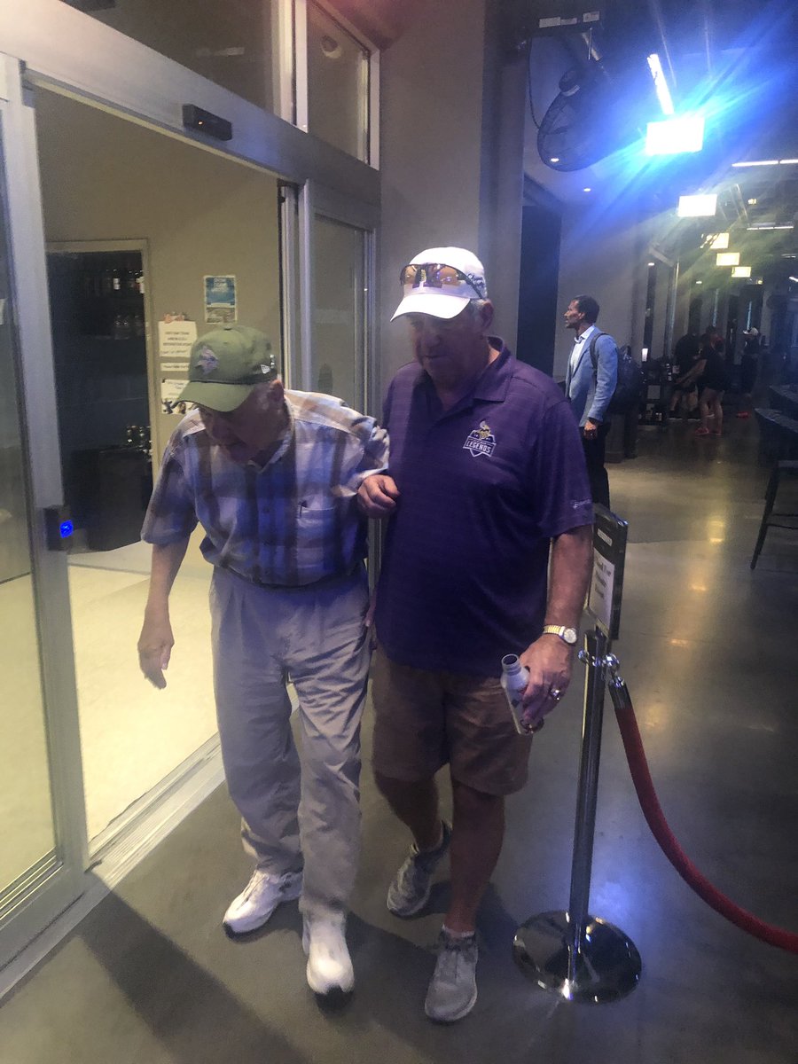 Kramer9Tommy's tweet photo. A friend snapped this pic of me helping Bud out to his car the other night. 1977 against the 49ers, 4th quarter, Bud walks by and says, rookie, get in there, 3 TD’s later and a 28-27 victory, the rest is history. Love this man. https://t.co/mZ07IOA85v