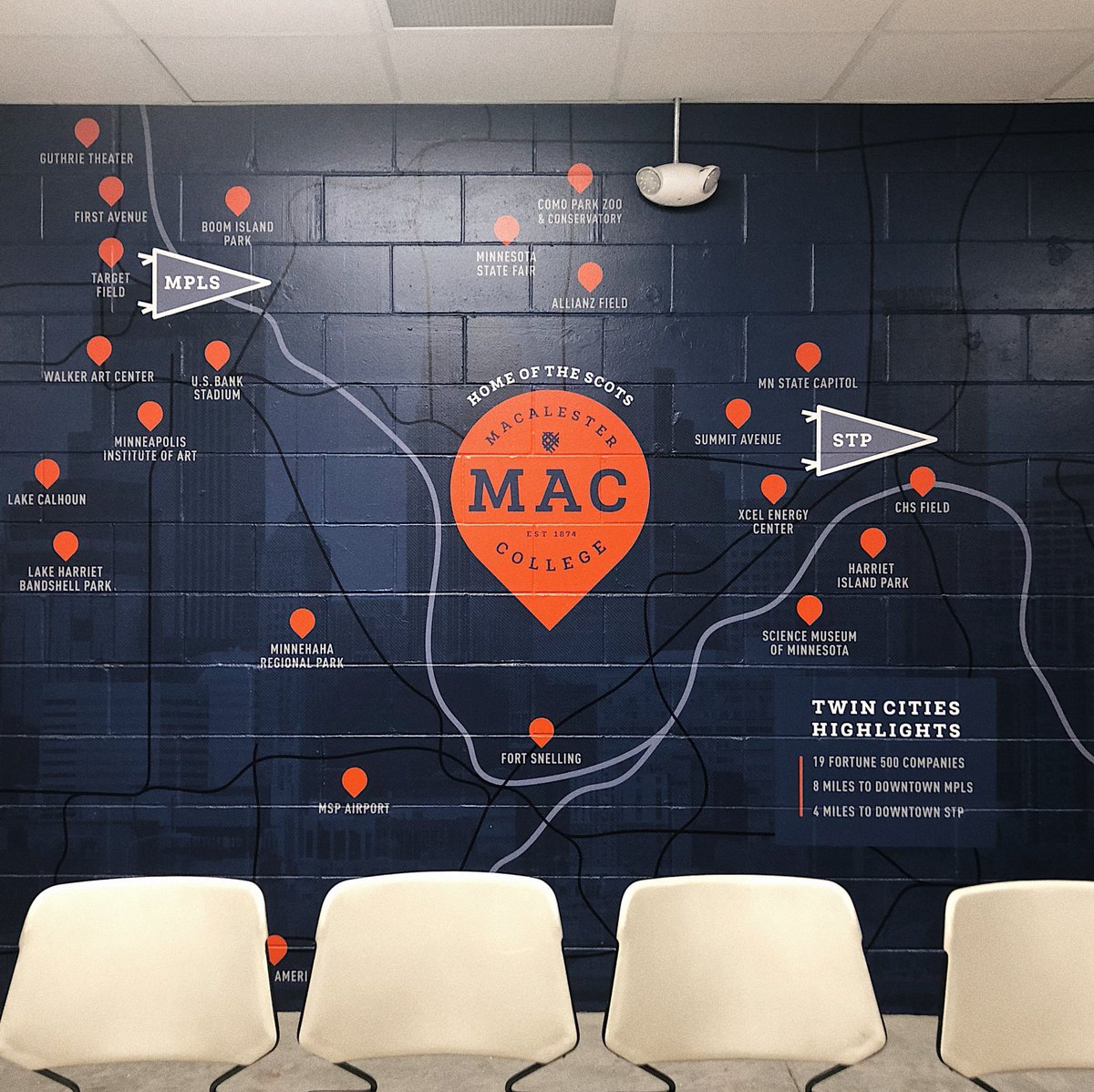 Hot off the press! 💥 360 degrees of environmental graphics to bring it up a notch in Macalester Athletics’ Team Room! We have spirit, yes we do.
