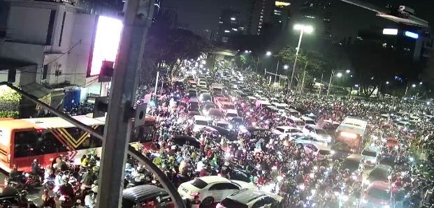 TMCPoldaMetro's tweet photo. 22:36 Imbas kegiatan di Kawasan Monas Jakpus, sekitaran Tugu Tani lalin padat. https://t.co/tfYUTvZwCb