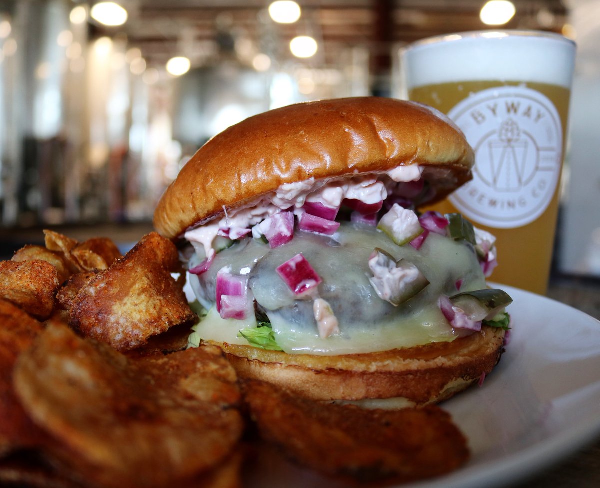 Come to Byway for the Mac Attack! We’re offering our Khalil Mac burger and a beer for $12.00 every Bears Monday Night Football game. See you tonight for the Bears Vs. Redskins game! 🐻⬇️