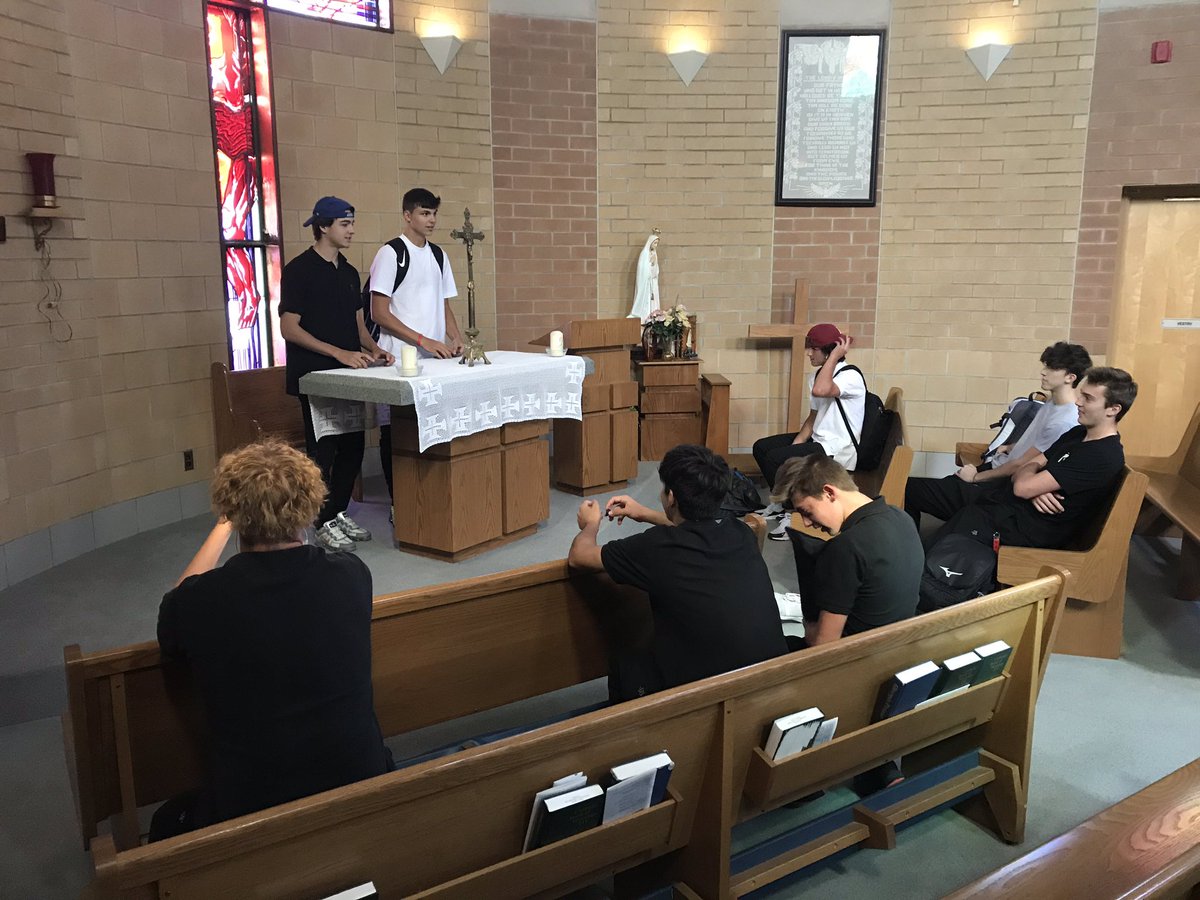 StPetersVball's tweet image. Team prayer before our game against Holy Trinity. Thanks for letting us use your chapel🙏🏻 #breadtime @SMCDSB_PET @trinity_tigers