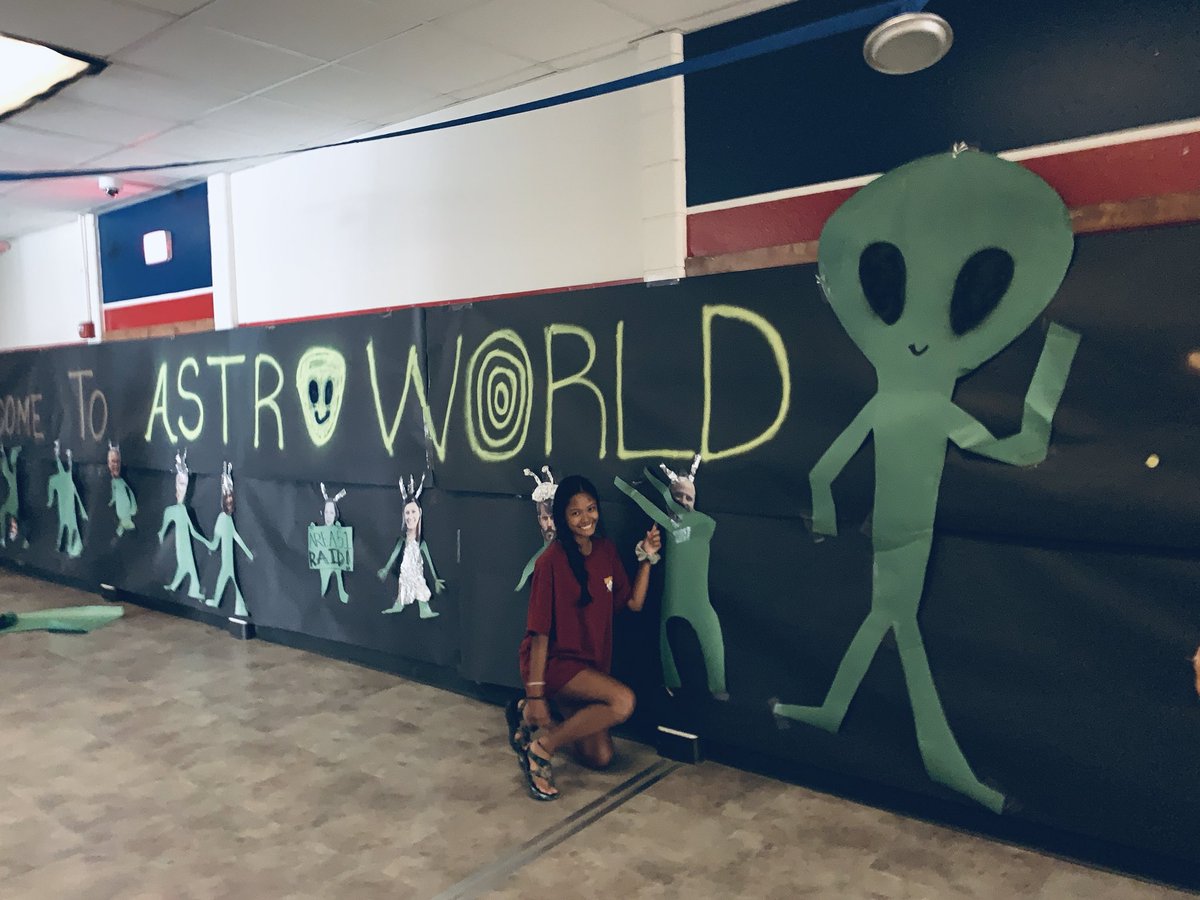 ghs2020class's tweet photo. thank you everyone for coming out to help the class council today!!! WE ARE SO APPRECIATIVE #hoco #outofthisworld ☄️🌟👽💫 https://t.co/Dct9tInZta