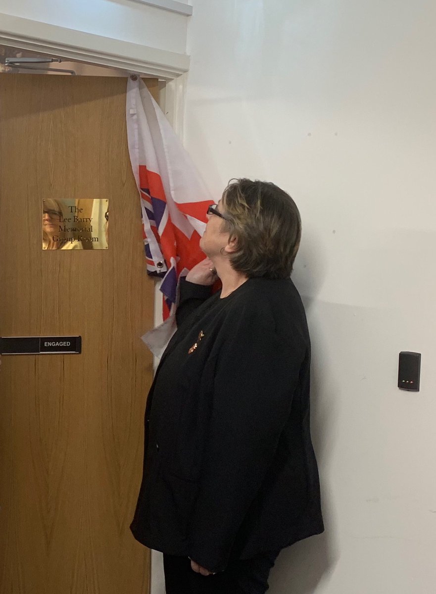 WarwickshireCGL's tweet image. As part of #recoveryweek our #Nuneaton team dedicated the group room to Lee Barry a Recovery Coordinator who sadly passed away this year. The plaque was unveiled by Dee, Lee&apos;s wife.
The White Ensign commemorated Lee&apos;s life in the Royal Navy.