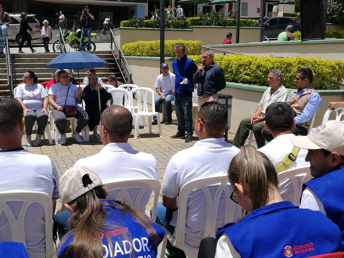omargomezGRA's tweet photo. "Cuando guardas rencor, quieres que el dolor de otra persona refleje tu nivel de dolor, pero ambos raramente se encuentran". Steve Maraboli.
Hoy miembros de la fuerza pública y víctimas del municipio realizamos una jornada de perdón y reconciliación por los hechos de violencia https://t.co/K0QvwzHiXT