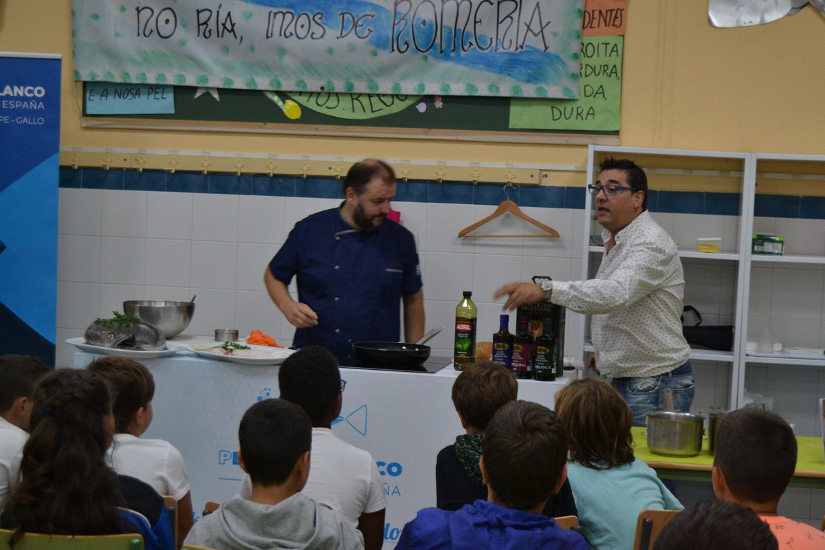 pescadoblancoEU's tweet photo. Ha sido un gran día en el CEIP Plurilingüe Ría de Vigo promocionando las Recetas de Ana Sol 😎 para aprender a comer #PescadoBlanco @Acopes_es #ANASOL @mapagob #FEMP https://t.co/265tR5voPS