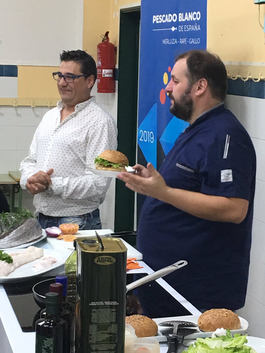 pescadoblancoEU's tweet photo. Ha sido un gran día en el CEIP Plurilingüe Ría de Vigo promocionando las Recetas de Ana Sol 😎 para aprender a comer #PescadoBlanco @Acopes_es #ANASOL @mapagob #FEMP https://t.co/265tR5voPS