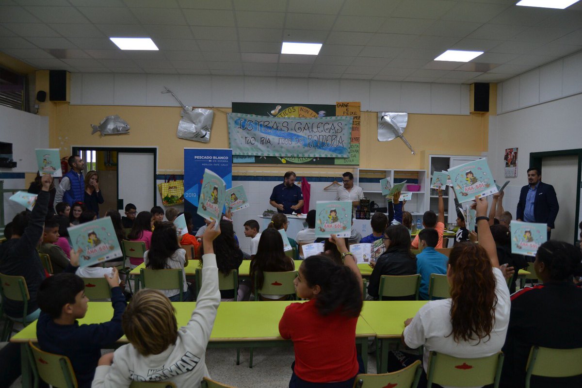 pescadoblancoEU's tweet photo. Ha sido un gran día en el CEIP Plurilingüe Ría de Vigo promocionando las Recetas de Ana Sol 😎 para aprender a comer #PescadoBlanco @Acopes_es #ANASOL @mapagob #FEMP https://t.co/265tR5voPS