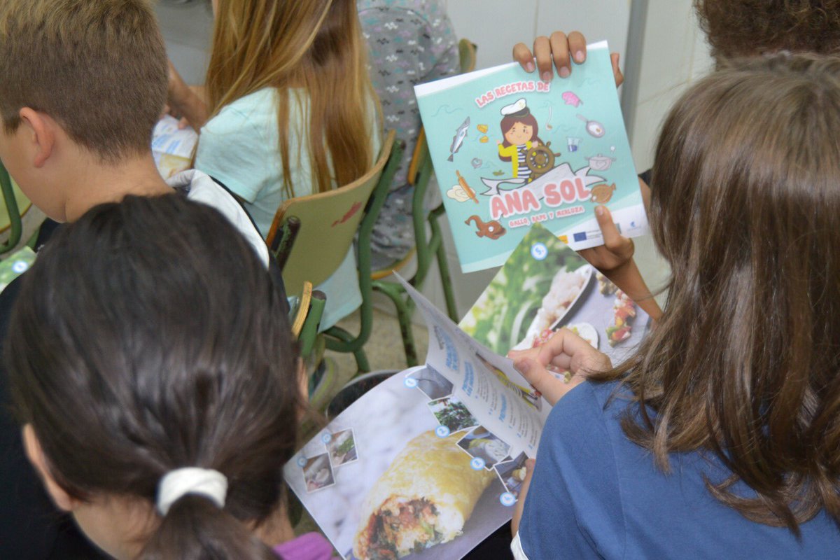 pescadoblancoEU's tweet photo. Ha sido un gran día en el CEIP Plurilingüe Ría de Vigo promocionando las Recetas de Ana Sol 😎 para aprender a comer #PescadoBlanco @Acopes_es #ANASOL @mapagob #FEMP https://t.co/265tR5voPS