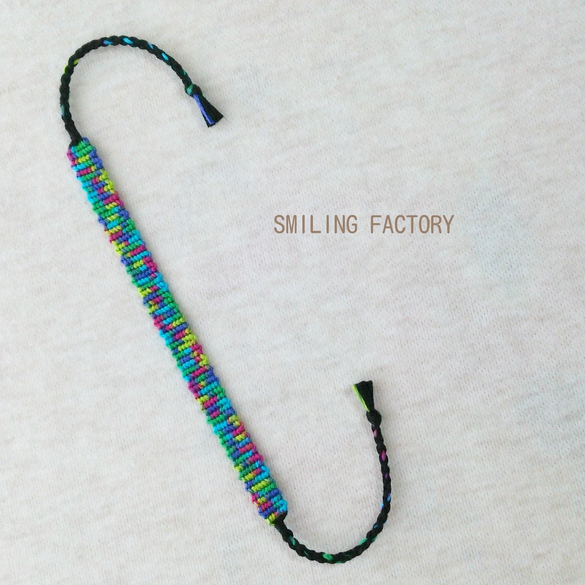 Yaaya Smilingfactory カラフル な 巻き結び ミサンガ グラデーション の糸 を使っているので その都度色味が変わって ミサンガの雰囲気も変わります 人間でいう 性格とか個性 実はミサンガにもあります だから 愛着が湧きます ミサンガ