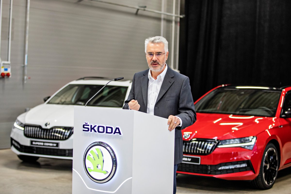 MarSpittova's tweet image. The first series-produced plug-in hybrid ŠKODA #SUPERBiV rolled off the production line in #Kvasiny last week, and ŠKODA´s official entry to the era of electromobility received extensive media coverage: the event was attended by 47 journalists. @skodaautonews