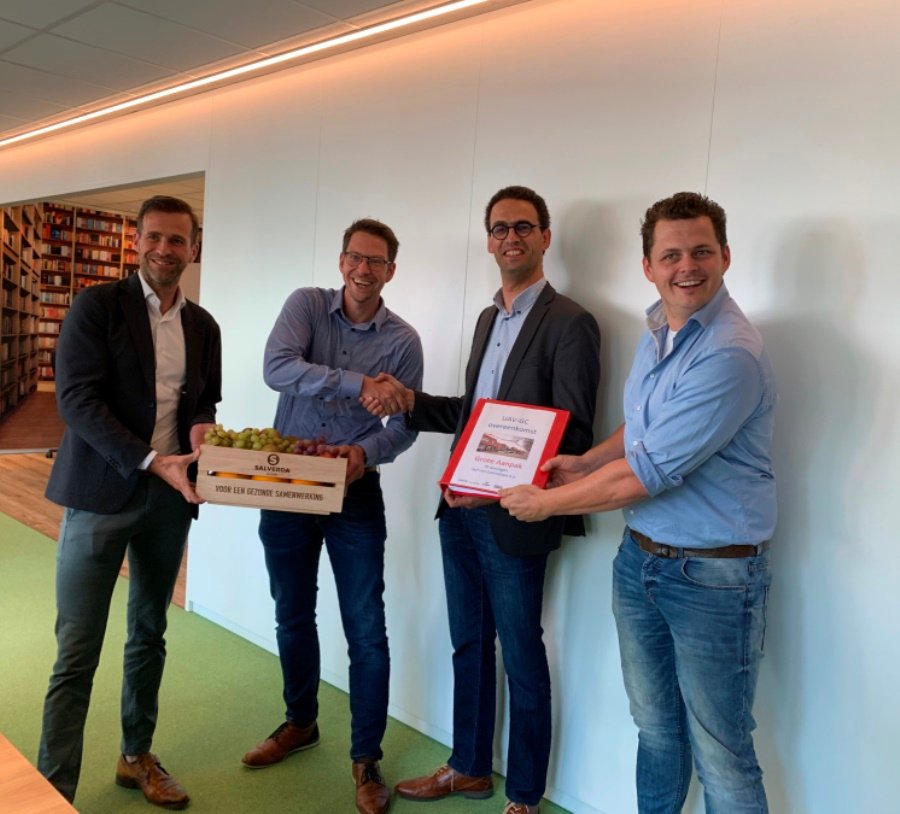 RentreeDeventer's tweet photo. De aannemingsovereenkomst voor de grote aanpak van 79 woningen aan de Hof van Colmschate e.o. is ondertekend. In samenwerking met Salverda Bouw, @InstainI &amp; @WoltersBV , wordt onderhoud gedaan, interieur vernieuwd en worden de woningen het komend halfjaar energetisch verbeterd. https://t.co/PCnLkFD665