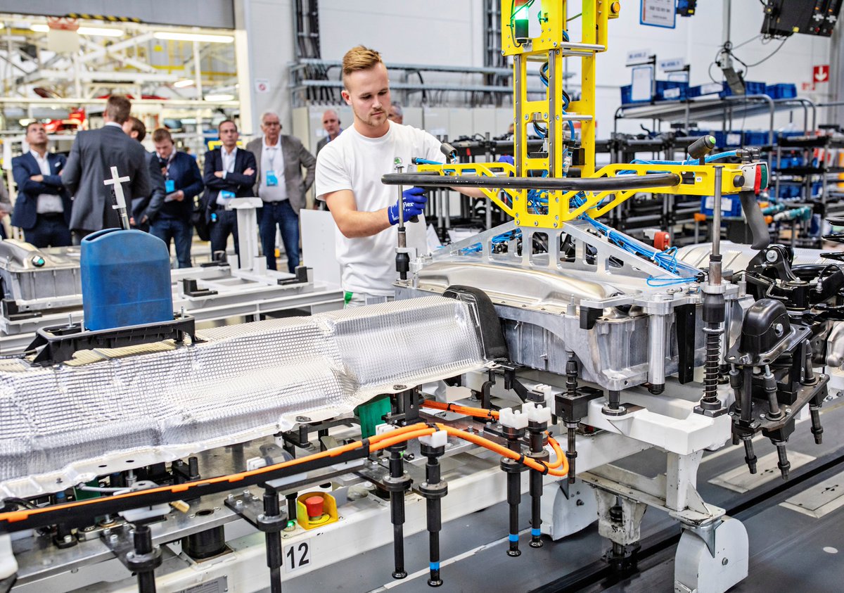 MarSpittova's tweet image. The first series-produced plug-in hybrid ŠKODA #SUPERBiV rolled off the production line in #Kvasiny last week, and ŠKODA´s official entry to the era of electromobility received extensive media coverage: the event was attended by 47 journalists. @skodaautonews