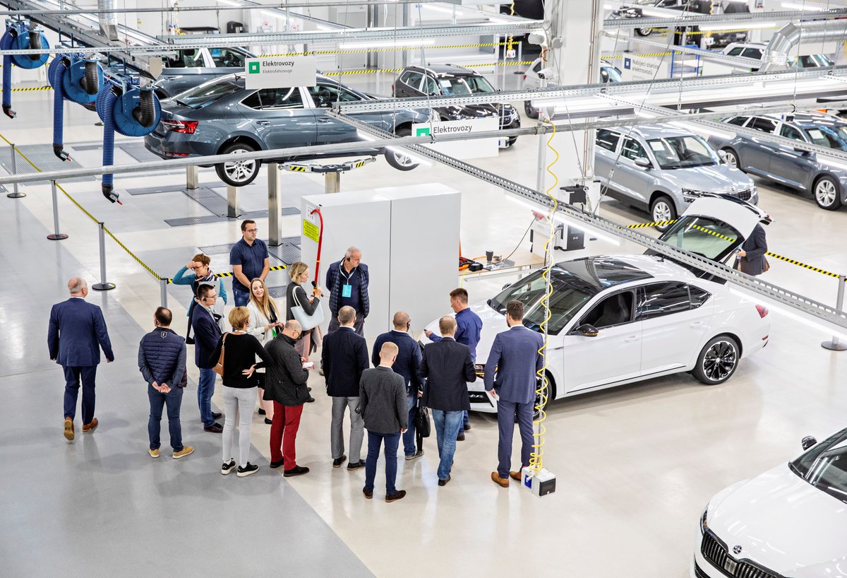 MarSpittova's tweet image. The first series-produced plug-in hybrid ŠKODA #SUPERBiV rolled off the production line in #Kvasiny last week, and ŠKODA´s official entry to the era of electromobility received extensive media coverage: the event was attended by 47 journalists. @skodaautonews